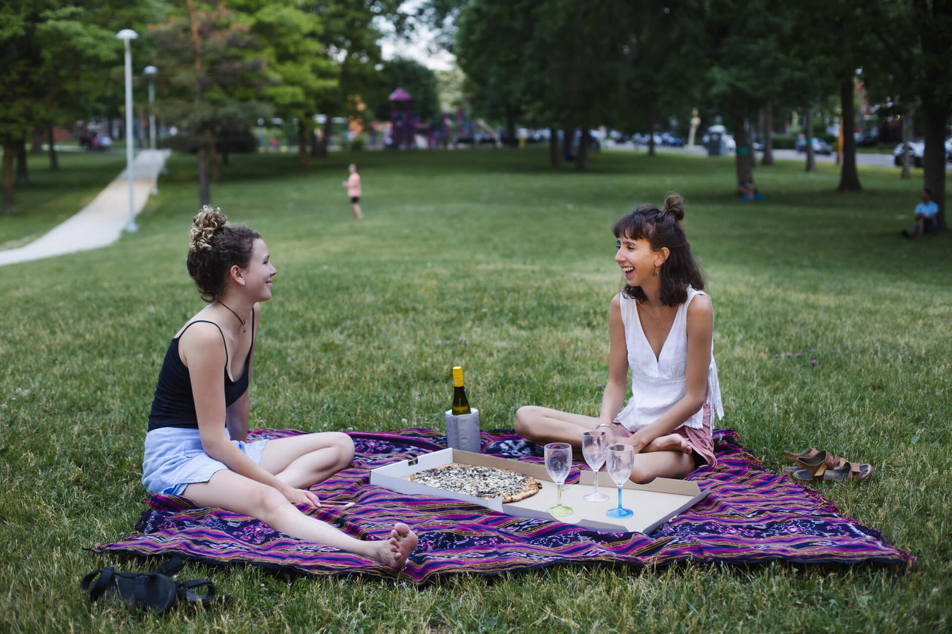 Deux jeunes femmes au parc